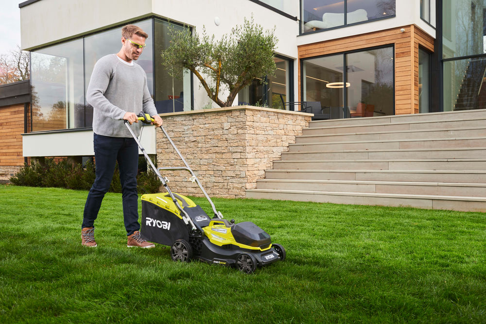 ONE + / Газонокосилка RYOBI RY18LM37A-0 (без батареи)