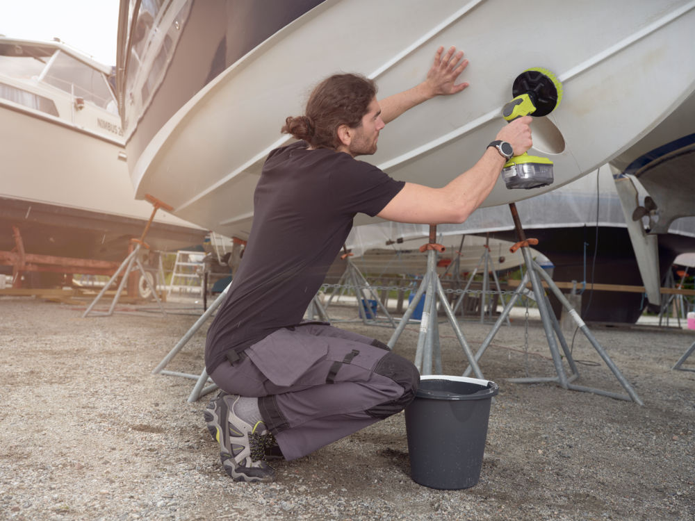 ONE + / Щеточная машина RYOBI R18CPS-0 (без батареи)