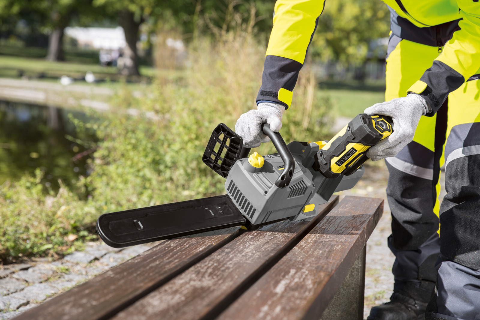 Аккумуляторная пила Karcher CS 330 BP