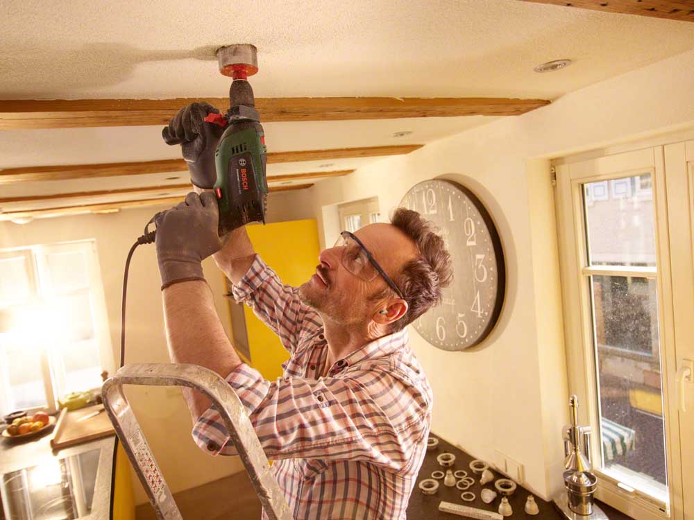 Дрель ударная BOSCH UniversalImpact 800 в чем.