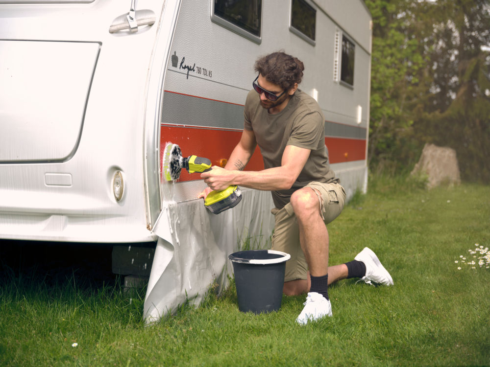 ONE + / Щеточная машина RYOBI R18CPS-0 (без батареи)