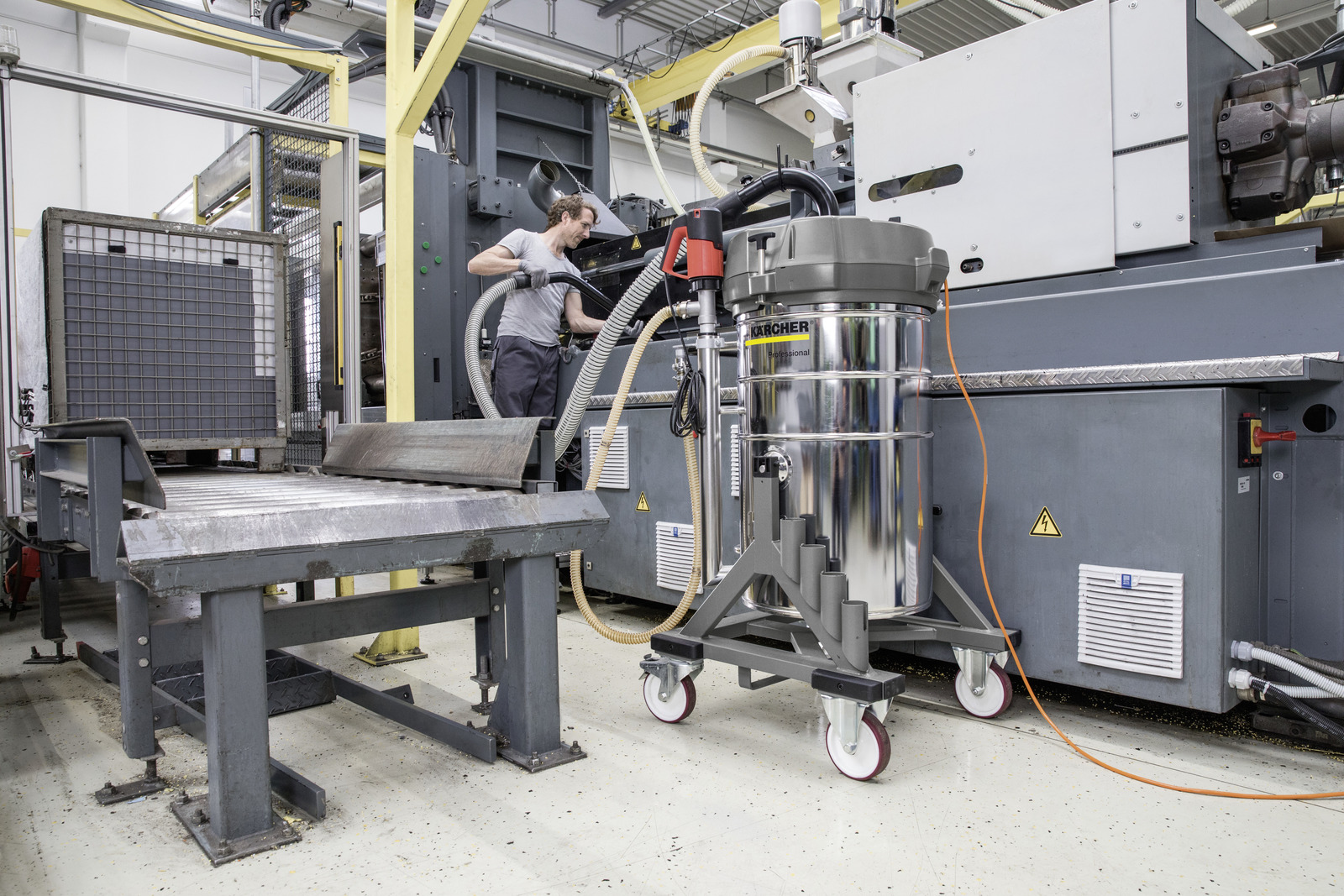 Пылесос для сбора жидкостей и стружки Karcher IVR-L 100/24-2 Tc Me Dp